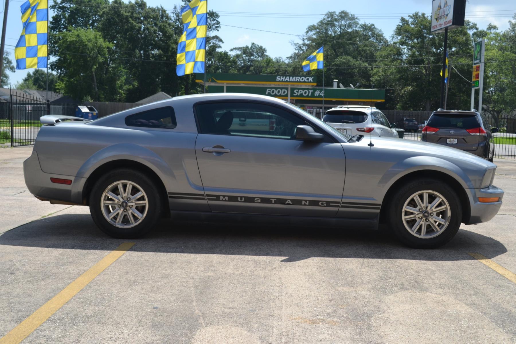 2006 Tungsten Grey Metall /Light Graphite Cloth Ford Mustang V6 Deluxe Coupe (1ZVFT80N665) with an 4.0L V6 SOHC 12V engine, located at 1355 North 11th Street, Beaumont, 77702, (409) 832-0006, 30.094290, -94.130096 - Photo #5
